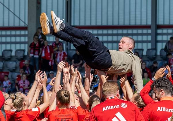 Sport Themen der Woche KW19 Sport Bilder des Tages Die Muenchnerinnen lassen Alexander Straus (Chef-Trainer, FC Bayern Muenchen Frauen) zum Abschied hoch leben FC Bayern Muenchen Frauen vs. SGS Essen 1968, Fussball, Google Pixel Frauen-Bundesliga, 22. Spieltag, Saison 2024 2025, 11.05.2025. (DFL DFB REGULATIONS PROHIBIT ANY USE OF PHOTOGRAPHS as IMAGE SEQUENCES and or QUASI-VIDEO). FC Bayern Muenchen Frauen vs. SGS Essen 1968, Fussball, Google Pixel Frauen-Bundesliga, 22. Spieltag, Saison 2024 2025, 11.05.2025. Muenchen *** The Munich women let Alexander Straus head coach, FC Bayern Muenchen Frauen to say goodbye FC Bayern Muenchen Frauen vs SGS Essen 1968, Football, Google Pixel Women Bundesliga, 22 Matchday, Season 2024 2025, 11 05 2025 DFL DFB REGULATIONS PROHIBIT ANY USE OF PHOTOGRAPHS as IMAGE SEQUENCES and or QUASI VIDEO FC Bayern Muenchen Frauen vs SGS Essen 1968, Football, Google Pixel Frauen Bundesliga, 22 Spieltag, Saison 2024 2025, 11 05 2025 Muenchen Copyright: xEibner-Pressefoto HeikexFeinerx EP_HFR