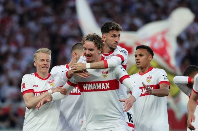 Sport Bilder des Tages Stuttgart , Bundesliga Fußball VfB Stuttgart vs. FC Augsburg, v.l. Chris Führich (VfB) Nick Woltemade (VfB) Atakan Karazor (VfB) Luca Jaquez (VfB) Gemäß den Vorgaben der DFL Deutschen Fußball Liga ist es untersagt, in dem Stadion und oder vom Spiel angefertigte Fotoaufnahmen in Form von Sequenzbildern und oder videoähnlichen Fotostrecken zu verwerten bzw. verwerten zu lassen.