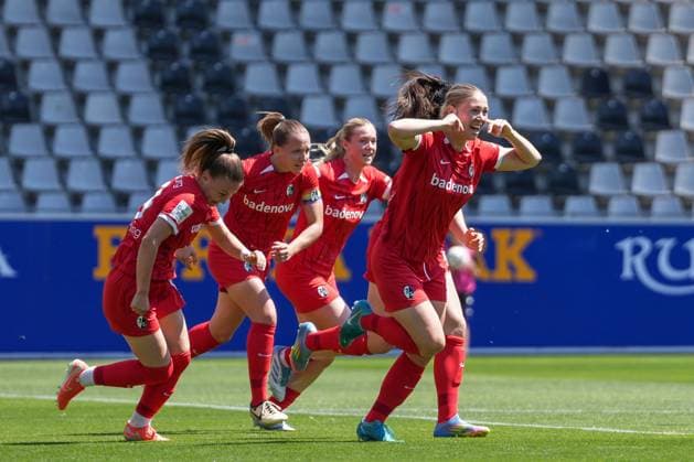 Samantha Steuerwald (SC Freiburg, 21) Torjubel, Emotionen, Jubel, Torerfolg, Abschluss, Treffer für Hasret Kayikci (SC Freiburg, 11) , Deutschland, Fussball, GooglePixel Frauen-Bundesliga, 22.Spieltag, 2024 2025, SC Freiburg vs. SV Werder Bremen, 11.05.2025, Dreisamstadion, Freiburg, Deutschland DFB REGULATIONS PROHIBIT ANY USE OF PHOTOGRAPHS AS IMAGE SEQUENCES AND OR QUASI-VIDEO. Freiburg Dreisamstadion Baden-Wuerttemberg Deutschland Copyright: xArnexAmbergx