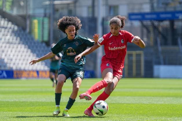 Amira Arfaoui (SV Werder Bremen, 08) im Zweikampf mit Cora Zicai (SC Freiburg, 28) , Deutschland, Fussball, GooglePixel Frauen-Bundesliga, 22.Spieltag, 2024 2025, SC Freiburg vs. SV Werder Bremen, 11.05.2025, Dreisamstadion, Freiburg, Deutschland DFB REGULATIONS PROHIBIT ANY USE OF PHOTOGRAPHS AS IMAGE SEQUENCES AND OR QUASI-VIDEO. Freiburg Dreisamstadion Baden-Wuerttemberg Deutschland Copyright: xArnexAmbergx