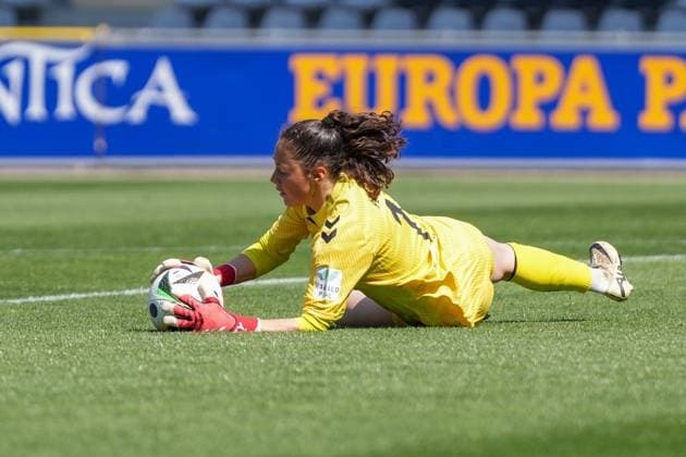 Livia Peng (SV Werder Bremen, 01) am Ball , Deutschland, Fussball, GooglePixel Frauen-Bundesliga, 22.Spieltag, 2024 2025, SC Freiburg vs. SV Werder Bremen, 11.05.2025, Dreisamstadion, Freiburg, Deutschland DFB REGULATIONS PROHIBIT ANY USE OF PHOTOGRAPHS AS IMAGE SEQUENCES AND OR QUASI-VIDEO. Freiburg Dreisamstadion Baden-Wuerttemberg Deutschland Copyright: xArnexAmbergx