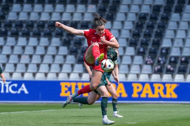 Sport Themen der Woche KW19 Sport Bilder des Tages Svenja Fölmli Svenja Foelmli (SC Freiburg, 17) am Ball , Deutschland, Fussball, GooglePixel Frauen-Bundesliga, 22.Spieltag, 2024 2025, SC Freiburg vs. SV Werder Bremen, 11.05.2025, Dreisamstadion, Freiburg, Deutschland DFB REGULATIONS PROHIBIT ANY USE OF PHOTOGRAPHS AS IMAGE SEQUENCES AND OR QUASI-VIDEO. Freiburg Dreisamstadion Baden-Wuerttemberg Deutschland *** Svenja Fölmli Svenja Foelmli SC Freiburg, 17 on the ball , Germany, Soccer, GooglePixel Womens Bundesliga, 22 Matchday, 2024 2025, SC Freiburg vs SV Werder Bremen, 11 05 2025, Dreisamstadion, Freiburg, Germany DFB REGULATIONS PROHIBIT ANY USE OF PHOTOGRAPHS AS IMAGE SEQUENCES AND OR QUASI VIDEO Freiburg Dreisamstadion Baden Wuerttemberg Germany Copyright: xArnexAmbergx