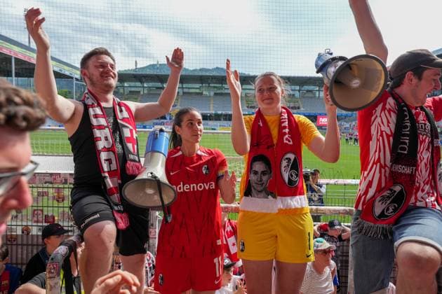 Lena Nuding (SC Freiburg, 01) und Hasret Kayikci (SC Freiburg, 11) emotionaler Abschied, Verabschiedung , Deutschland, Fussball, GooglePixel Frauen-Bundesliga, 22.Spieltag, 2024 2025, SC Freiburg vs. SV Werder Bremen, 11.05.2025, Dreisamstadion, Freiburg, Deutschland DFB REGULATIONS PROHIBIT ANY USE OF PHOTOGRAPHS AS IMAGE SEQUENCES AND OR QUASI-VIDEO. Freiburg Dreisamstadion Baden-Wuerttemberg Deutschland Copyright: xArnexAmbergx