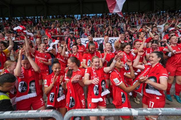 Die Mannschaft feiert den Sieg mit den Fans auf der Tribüne , Deutschland, Fussball, GooglePixel Frauen-Bundesliga, 22.Spieltag, 2024 2025, SC Freiburg vs. SV Werder Bremen, 11.05.2025, Dreisamstadion, Freiburg, Deutschland DFB REGULATIONS PROHIBIT ANY USE OF PHOTOGRAPHS AS IMAGE SEQUENCES AND OR QUASI-VIDEO. Freiburg Dreisamstadion Baden-Wuerttemberg Deutschland Copyright: xArnexAmbergx
