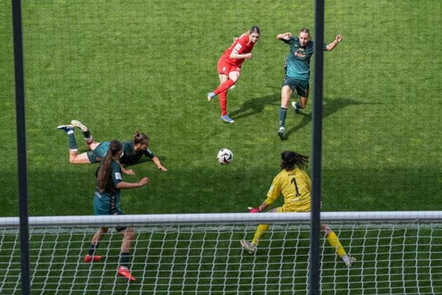 Eileen Campbell (SC Freiburg, 10) erzielt ein Tor, Treffer , Deutschland, Fussball, GooglePixel Frauen-Bundesliga, 22.Spieltag, 2024 2025, SC Freiburg vs. SV Werder Bremen, 11.05.2025, Dreisamstadion, Freiburg, Deutschland DFB REGULATIONS PROHIBIT ANY USE OF PHOTOGRAPHS AS IMAGE SEQUENCES AND OR QUASI-VIDEO. Freiburg Dreisamstadion Baden-Wuerttemberg Deutschland Copyright: xArnexAmbergx