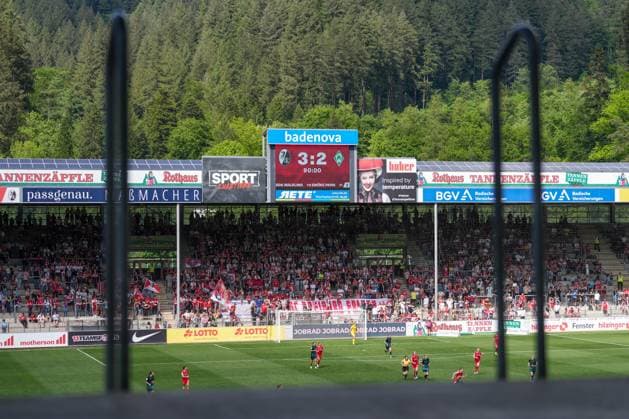 Fans auf der Tribüne im gut gefüllten Stadion, Blick auf den Schwarzwald , Deutschland, Fussball, GooglePixel Frauen-Bundesliga, 22.Spieltag, 2024 2025, SC Freiburg vs. SV Werder Bremen, 11.05.2025, Dreisamstadion, Freiburg, Deutschland DFB REGULATIONS PROHIBIT ANY USE OF PHOTOGRAPHS AS IMAGE SEQUENCES AND OR QUASI-VIDEO. Freiburg Dreisamstadion Baden-Wuerttemberg Deutschland Copyright: xArnexAmbergx