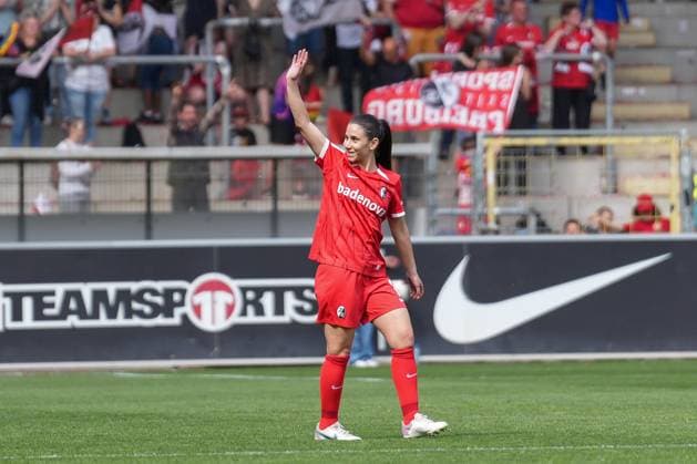 Hasret Kayikci (SC Freiburg, 11) emotionaler Abschied, Verabschiedung , Deutschland, Fussball, GooglePixel Frauen-Bundesliga, 22.Spieltag, 2024 2025, SC Freiburg vs. SV Werder Bremen, 11.05.2025, Dreisamstadion, Freiburg, Deutschland DFB REGULATIONS PROHIBIT ANY USE OF PHOTOGRAPHS AS IMAGE SEQUENCES AND OR QUASI-VIDEO. Freiburg Dreisamstadion Baden-Wuerttemberg Deutschland Copyright: xArnexAmbergx