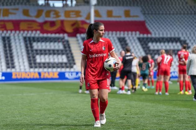 Hasret Kayikci (SC Freiburg, 11) emotionaler Abschied, Verabschiedung , Deutschland, Fussball, GooglePixel Frauen-Bundesliga, 22.Spieltag, 2024 2025, SC Freiburg vs. SV Werder Bremen, 11.05.2025, Dreisamstadion, Freiburg, Deutschland DFB REGULATIONS PROHIBIT ANY USE OF PHOTOGRAPHS AS IMAGE SEQUENCES AND OR QUASI-VIDEO. Freiburg Dreisamstadion Baden-Wuerttemberg Deutschland Copyright: xArnexAmbergx
