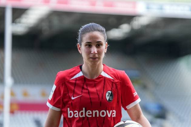Hasret Kayikci (SC Freiburg, 11) emotionaler Abschied, Verabschiedung , Deutschland, Fussball, GooglePixel Frauen-Bundesliga, 22.Spieltag, 2024 2025, SC Freiburg vs. SV Werder Bremen, 11.05.2025, Dreisamstadion, Freiburg, Deutschland DFB REGULATIONS PROHIBIT ANY USE OF PHOTOGRAPHS AS IMAGE SEQUENCES AND OR QUASI-VIDEO. Freiburg Dreisamstadion Baden-Wuerttemberg Deutschland Copyright: xArnexAmbergx