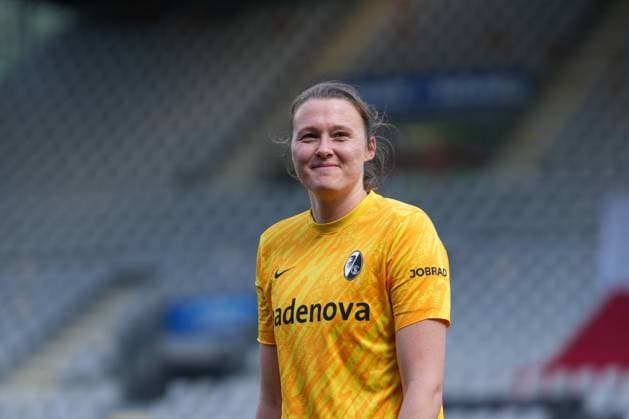 Lena Nuding (SC Freiburg, 01) emotionaler Abschied, Verabschiedung , Deutschland, Fussball, GooglePixel Frauen-Bundesliga, 22.Spieltag, 2024 2025, SC Freiburg vs. SV Werder Bremen, 11.05.2025, Dreisamstadion, Freiburg, Deutschland DFB REGULATIONS PROHIBIT ANY USE OF PHOTOGRAPHS AS IMAGE SEQUENCES AND OR QUASI-VIDEO. Freiburg Dreisamstadion Baden-Wuerttemberg Deutschland Copyright: xArnexAmbergx