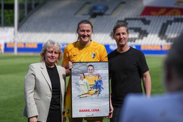 Lena Nuding (SC Freiburg, 01) emotionaler Abschied, Verabschiedung , Deutschland, Fussball, GooglePixel Frauen-Bundesliga, 22.Spieltag, 2024 2025, SC Freiburg vs. SV Werder Bremen, 11.05.2025, Dreisamstadion, Freiburg, Deutschland DFB REGULATIONS PROHIBIT ANY USE OF PHOTOGRAPHS AS IMAGE SEQUENCES AND OR QUASI-VIDEO. Freiburg Dreisamstadion Baden-Wuerttemberg Deutschland Copyright: xArnexAmbergx