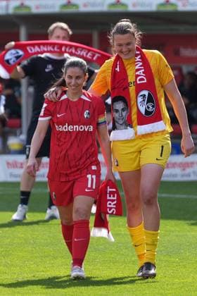 Hasret Kayikci (SC Freiburg, 11) und Lena Nuding (SC Freiburg, 01) emotionaler Abschied, Verabschiedung , Deutschland, Fussball, GooglePixel Frauen-Bundesliga, 22.Spieltag, 2024 2025, SC Freiburg vs. SV Werder Bremen, 11.05.2025, Dreisamstadion, Freiburg, Deutschland DFB REGULATIONS PROHIBIT ANY USE OF PHOTOGRAPHS AS IMAGE SEQUENCES AND OR QUASI-VIDEO. Freiburg Dreisamstadion Baden-Wuerttemberg Deutschland Copyright: xArnexAmbergx