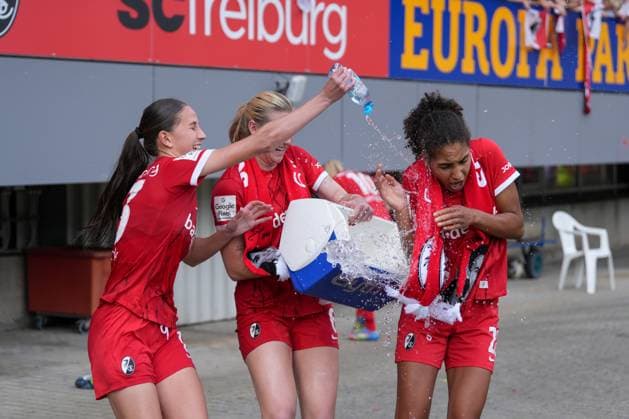 Maj Schneider (SC Freiburg, 15) und Annie Karich (SC Freiburg, 06) schütten Cora Zicai (SC Freiburg, 28) Wasser über den Kopf , Deutschland, Fussball, GooglePixel Frauen-Bundesliga, 22.Spieltag, 2024 2025, SC Freiburg vs. SV Werder Bremen, 11.05.2025, Dreisamstadion, Freiburg, Deutschland DFB REGULATIONS PROHIBIT ANY USE OF PHOTOGRAPHS AS IMAGE SEQUENCES AND OR QUASI-VIDEO. Freiburg Dreisamstadion Baden-Wuerttemberg Deutschland Copyright: xArnexAmbergx