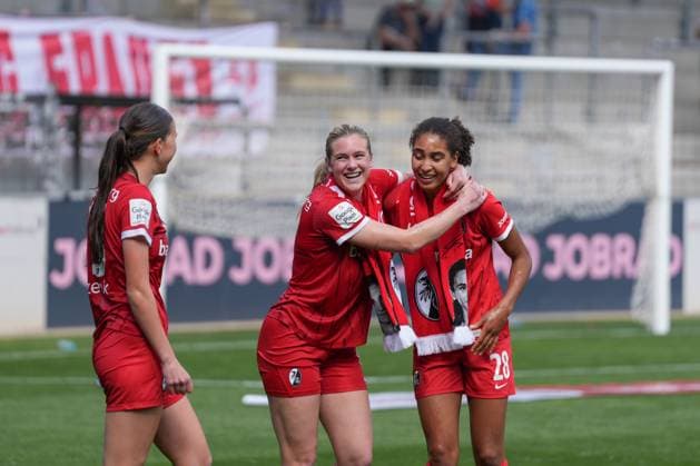 Annie Karich (SC Freiburg, 06) und Cora Zicai (SC Freiburg, 28) , Deutschland, Fussball, GooglePixel Frauen-Bundesliga, 22.Spieltag, 2024 2025, SC Freiburg vs. SV Werder Bremen, 11.05.2025, Dreisamstadion, Freiburg, Deutschland DFB REGULATIONS PROHIBIT ANY USE OF PHOTOGRAPHS AS IMAGE SEQUENCES AND OR QUASI-VIDEO. Freiburg Dreisamstadion Baden-Wuerttemberg Deutschland Copyright: xArnexAmbergx