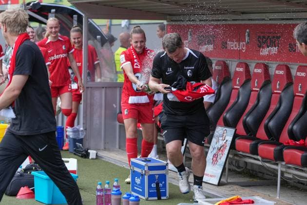 Lisa Karl (SC Freiburg, 02) macht Johannes Blume (SC Freiburg, Leiter Athletik und Medizin) nass , Deutschland, Fussball, GooglePixel Frauen-Bundesliga, 22.Spieltag, 2024 2025, SC Freiburg vs. SV Werder Bremen, 11.05.2025, Dreisamstadion, Freiburg, Deutschland DFB REGULATIONS PROHIBIT ANY USE OF PHOTOGRAPHS AS IMAGE SEQUENCES AND OR QUASI-VIDEO. Freiburg Dreisamstadion Baden-Wuerttemberg Deutschland Copyright: xArnexAmbergx