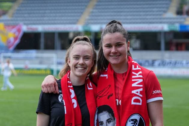 Lisa Kolb (SC Freiburg, 18) und Svenja Fölmli Svenja Foelmli (SC Freiburg, 17) , Deutschland, Fussball, GooglePixel Frauen-Bundesliga, 22.Spieltag, 2024 2025, SC Freiburg vs. SV Werder Bremen, 11.05.2025, Dreisamstadion, Freiburg, Deutschland DFB REGULATIONS PROHIBIT ANY USE OF PHOTOGRAPHS AS IMAGE SEQUENCES AND OR QUASI-VIDEO. Freiburg Dreisamstadion Baden-Wuerttemberg Deutschland Copyright: xArnexAmbergx