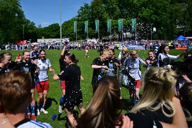 Fußball I Frauen I Saison 2024-2025 I 2. Bundesliga I 25. Spieltag I Hamburger SV - SC Freiburg II I 11.05.2025 Jubel, Begeisterung, Enthusiasmus, Euphorie, Freude, Glücksgefühl, Heiterkeit bei: Hamburger SV Frauen nach dem Sieg gegen SC Freiburg II und dem damit verbundenen Aufstieg in die GooglePixel Bundesliga der Frauen! HSV: 1. Frauen Bundesliga. Nach dem Spiel gibt es für alle Spielerinnen, Fans und Funktionäre kein Halten mehr. Hamburg Am Volkspark Hamburg Deutschland