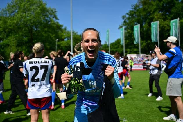 Fußball I Frauen I Saison 2024-2025 I 2. Bundesliga I 25. Spieltag I Hamburger SV - SC Freiburg II I 11.05.2025 Jubel, Begeisterung, Enthusiasmus, Euphorie, Freude, Glücksgefühl, Heiterkeit bei: Inga Schuldt (1, Hamburger SV) Hamburg Am Volkspark Hamburg Deutschland