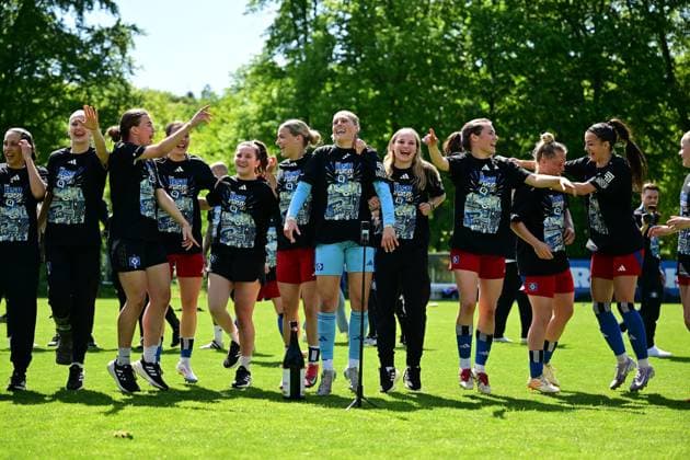 Fußball I Frauen I Saison 2024-2025 I 2. Bundesliga I 25. Spieltag I Hamburger SV - SC Freiburg II I 11.05.2025 Jubel, Begeisterung, Enthusiasmus, Euphorie, Freude, Glücksgefühl, Heiterkeit bei: Hamburger SV Frauen nach dem Sieg gegen SC Freiburg II und dem damit verbundenen Aufstieg in die GooglePixel Bundesliga der Frauen! HSV: 1. Frauen Bundesliga. Nach dem Spiel gibt es für alle Spielerinnen, Fans und Funktionäre kein Halten mehr. Hamburg Am Volkspark Hamburg Deutschland