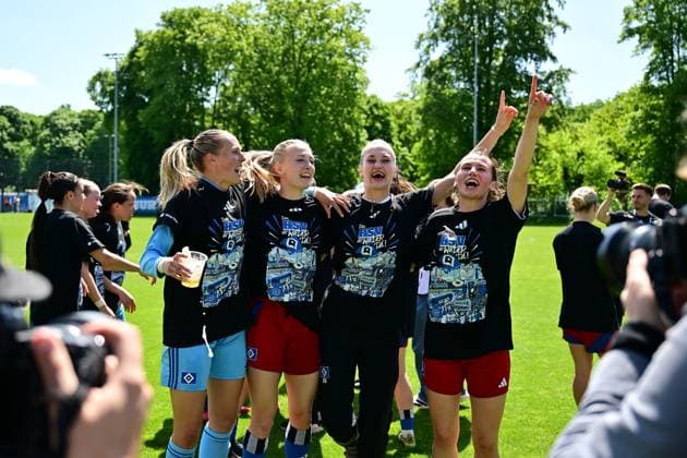 Fußball I Frauen I Saison 2024-2025 I 2. Bundesliga I 25. Spieltag I Hamburger SV - SC Freiburg II I 11.05.2025 Inga Schuldt (1, Hamburger SV) Sophie Alice Profe (14, Hamburger SV) Emilia Angelika Hirche (20, Hamburger SV) und Pauline Machtens (28, Hamburger SV) Hamburg Am Volkspark Hamburg Deutschland