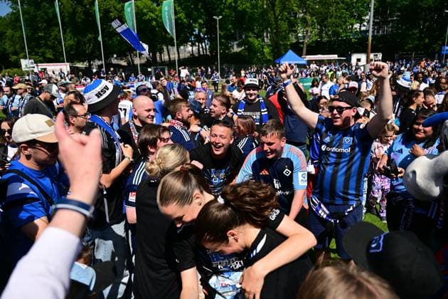 Fußball I Frauen I Saison 2024-2025 I 2. Bundesliga I 25. Spieltag I Hamburger SV - SC Freiburg II I 11.05.2025 Jubel, Begeisterung, Enthusiasmus, Euphorie, Freude, Glücksgefühl, Heiterkeit bei: Hamburger SV Frauen nach dem Sieg gegen SC Freiburg II und dem damit verbundenen Aufstieg in die GooglePixel Bundesliga der Frauen! HSV: 1. Frauen Bundesliga. Nach dem Spiel gibt es für alle Spielerinnen, Fans und Funktionäre kein Halten mehr. Hamburg Am Volkspark Hamburg Deutschland