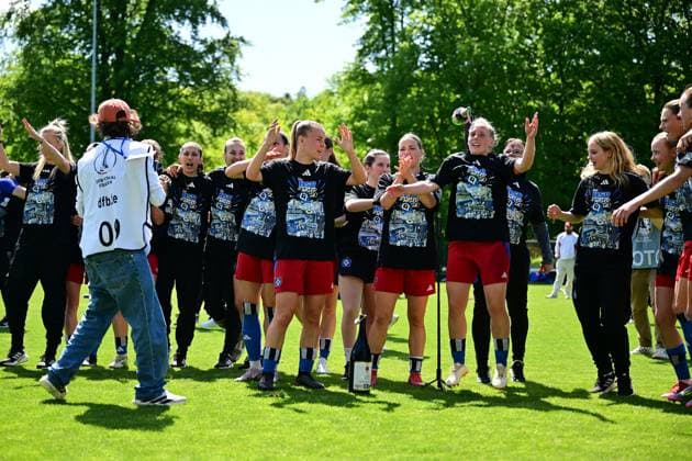 Fußball I Frauen I Saison 2024-2025 I 2. Bundesliga I 25. Spieltag I Hamburger SV - SC Freiburg II I 11.05.2025 Jubel, Begeisterung, Enthusiasmus, Euphorie, Freude, Glücksgefühl, Heiterkeit bei: Hamburger SV Frauen nach dem Sieg gegen SC Freiburg II und dem damit verbundenen Aufstieg in die GooglePixel Bundesliga der Frauen! HSV: 1. Frauen Bundesliga. Nach dem Spiel gibt es für alle Spielerinnen, Fans und Funktionäre kein Halten mehr. Hamburg Am Volkspark Hamburg Deutschland