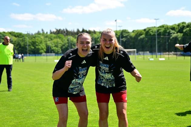 Fußball I Frauen I Saison 2024-2025 I 2. Bundesliga I 25. Spieltag I Hamburger SV - SC Freiburg II I 11.05.2025 Jubel, Begeisterung, Enthusiasmus, Euphorie, Freude, Glücksgefühl, Heiterkeit bei: Annaleen Katharina Böhler (6, Hamburger SV) und Svea Stoldt (8, Hamburger SV) Hamburg Am Volkspark Hamburg Deutschland