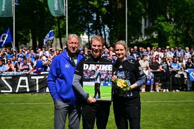 Fußball I Frauen I Saison 2024-2025 I 2. Bundesliga I 25. Spieltag I Hamburger SV - SC Freiburg II I 11.05.2025 Abschied von Marwin Bolz (Hamburger SV) in der Mitte mit Links Horst Hrubesch und links Saskia Breuer Hamburg Am Volkspark Hamburg Deutschland