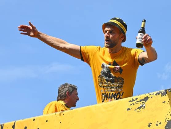 Lars Bünning, Aufstiegsfeier auf dem Dresdner Terrassenufer inmitten der historischen Altstadt, Truck, Partytruck, die Mannschaft feiert auf einem Truck inmitten ihrer Fans an der Elbe, Aufstiegsparty, Feier, Parade-Truck, Parade, SG Dynamo Dresden, Fußball, Fussball, 3. Liga, Saison 2024 2025, Dresden, Aufstieg zur 2. Bundesliga ist perfekt, 11.05.2025,