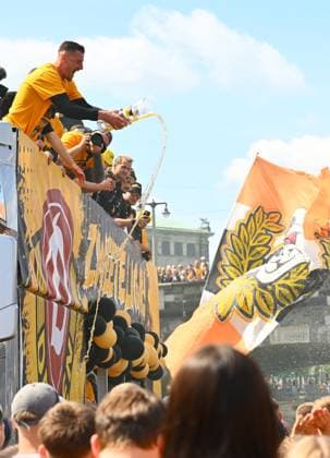 Stefan Kutschke mit einer Bierdusche für die Fans, Aufstiegsfeier auf dem Dresdner Terrassenufer inmitten der historischen Altstadt, Truck, Partytruck, die Mannschaft feiert auf einem Truck inmitten ihrer Fans an der Elbe, Aufstiegsparty, Feier, Parade-Truck, Parade, SG Dynamo Dresden, Fußball, Fussball, 3. Liga, Saison 2024 2025, Dresden, Aufstieg zur 2. Bundesliga ist perfekt, 11.05.2025,