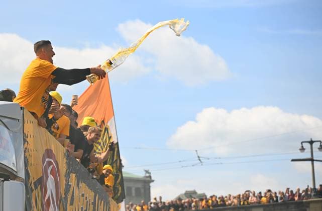Aufstiegsfeier auf dem Dresdner Terrassenufer inmitten der historischen Altstadt, Truck, Partytruck, die Mannschaft feiert auf einem Truck inmitten ihrer Fans an der Elbe, Aufstiegsparty, Feier, Parade-Truck, Parade, SG Dynamo Dresden, Fußball, Fussball, 3. Liga, Saison 2024 2025, Dresden, Aufstieg zur 2. Bundesliga ist perfekt, 11.05.2025,