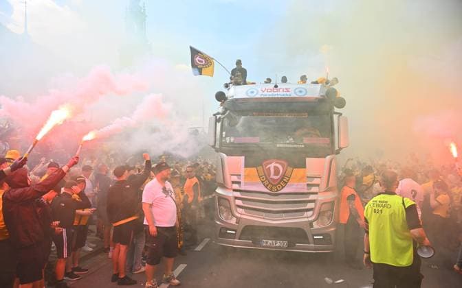 Aufstiegsfeier auf dem Dresdner Terrassenufer inmitten der historischen Altstadt, Truck, Partytruck, die Mannschaft feiert auf einem Truck inmitten ihrer Fans an der Elbe, Aufstiegsparty, Feier, Parade-Truck, Parade, SG Dynamo Dresden, Fußball, Fussball, 3. Liga, Saison 2024 2025, Dresden, Aufstieg zur 2. Bundesliga ist perfekt, 11.05.2025,