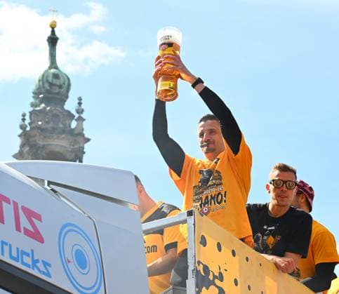Stefan Kutschke mit Bier, Aufstiegsfeier auf dem Dresdner Terrassenufer inmitten der historischen Altstadt, Truck, Partytruck, die Mannschaft feiert auf einem Truck inmitten ihrer Fans an der Elbe, Aufstiegsparty, Feier, Parade-Truck, Parade, SG Dynamo Dresden, Fußball, Fussball, 3. Liga, Saison 2024 2025, Dresden, Aufstieg zur 2. Bundesliga ist perfekt, 11.05.2025,