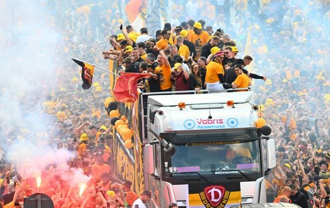 Aufstiegsfeier auf dem Dresdner Terrassenufer inmitten der historischen Altstadt, Truck, Partytruck, die Mannschaft feiert auf einem Truck inmitten ihrer Fans an der Elbe, Aufstiegsparty, Feier, Parade-Truck, Parade, SG Dynamo Dresden, Fußball, Fussball, 3. Liga, Saison 2024 2025, Dresden, Aufstieg zur 2. Bundesliga ist perfekt, 11.05.2025,