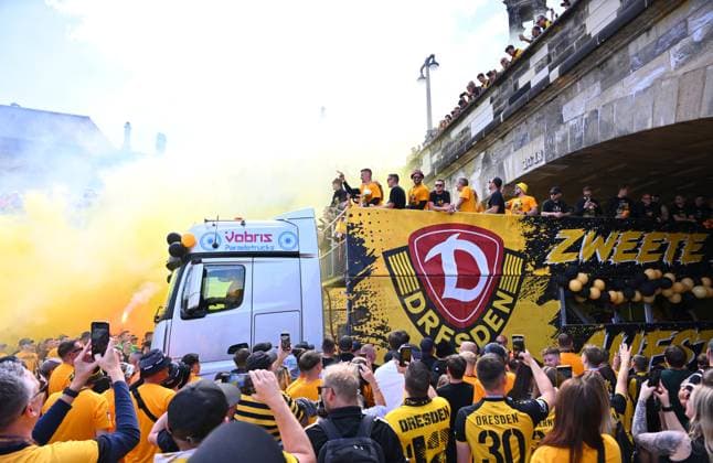 Aufstiegsfeier auf dem Dresdner Terrassenufer inmitten der historischen Altstadt, Truck, Partytruck, die Mannschaft feiert auf einem Truck inmitten ihrer Fans an der Elbe, Aufstiegsparty, Feier, Parade-Truck, Parade, SG Dynamo Dresden, Fußball, Fussball, 3. Liga, Saison 2024 2025, Dresden, Aufstieg zur 2. Bundesliga ist perfekt, 11.05.2025,