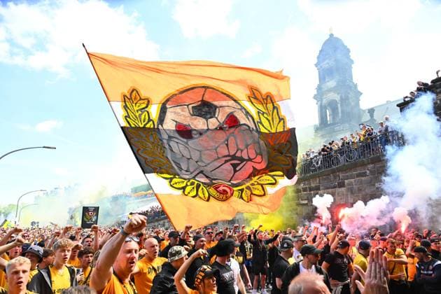 Aufstiegsfeier auf dem Dresdner Terrassenufer inmitten der historischen Altstadt, Truck, Partytruck, die Mannschaft feiert auf einem Truck inmitten ihrer Fans an der Elbe, Aufstiegsparty, Feier, Parade-Truck, Parade, SG Dynamo Dresden, Fußball, Fussball, 3. Liga, Saison 2024 2025, Dresden, Aufstieg zur 2. Bundesliga ist perfekt, 11.05.2025,