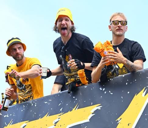 Aufstiegsfeier auf dem Dresdner Terrassenufer inmitten der historischen Altstadt, Truck, Partytruck, die Mannschaft feiert auf einem Truck inmitten ihrer Fans an der Elbe, Aufstiegsparty, Feier, Parade-Truck, Parade, SG Dynamo Dresden, Fußball, Fussball, 3. Liga, Saison 2024 2025, Dresden, Aufstieg zur 2. Bundesliga ist perfekt, 11.05.2025,