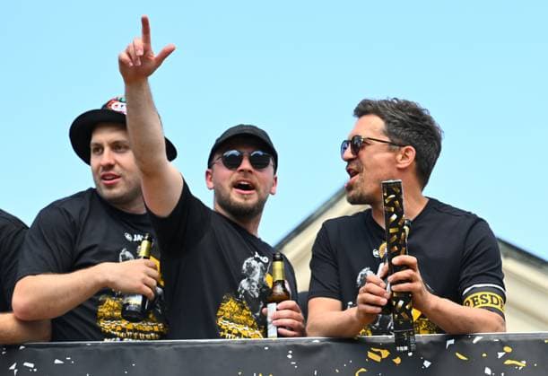 rechts: Trainer Thomas Stamm, Aufstiegsfeier auf dem Dresdner Terrassenufer inmitten der historischen Altstadt, Truck, Partytruck, die Mannschaft feiert auf einem Truck inmitten ihrer Fans an der Elbe, Aufstiegsparty, Feier, Parade-Truck, Parade, SG Dynamo Dresden, Fußball, Fussball, 3. Liga, Saison 2024 2025, Dresden, Aufstieg zur 2. Bundesliga ist perfekt, 11.05.2025,