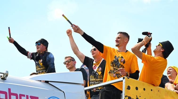 Stefan Kutschke, Aufstiegsfeier auf dem Dresdner Terrassenufer inmitten der historischen Altstadt, Truck, Partytruck, die Mannschaft feiert auf einem Truck inmitten ihrer Fans an der Elbe, Aufstiegsparty, Feier, Parade-Truck, Parade, SG Dynamo Dresden, Fußball, Fussball, 3. Liga, Saison 2024 2025, Dresden, Aufstieg zur 2. Bundesliga ist perfekt, 11.05.2025,