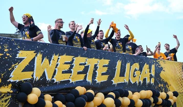 Aufstiegsfeier auf dem Dresdner Terrassenufer inmitten der historischen Altstadt, Truck, Partytruck, die Mannschaft feiert auf einem Truck inmitten ihrer Fans an der Elbe, Aufstiegsparty, Feier, Parade-Truck, Parade, SG Dynamo Dresden, Fußball, Fussball, 3. Liga, Saison 2024 2025, Dresden, Aufstieg zur 2. Bundesliga ist perfekt, 11.05.2025,