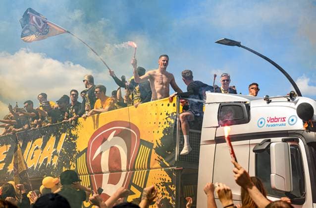 auf dem Truck, mittig: Aljaz Casar (links) und Stefan Kutschke (rechts daneben), Aufstiegsfeier auf dem Dresdner Terrassenufer inmitten der historischen Altstadt, Truck, Partytruck, die Mannschaft feiert auf einem Truck inmitten ihrer Fans an der Elbe, Aufstiegsparty, Feier, Parade-Truck, Parade, SG Dynamo Dresden, Fußball, Fussball, 3. Liga, Saison 2024 2025, Dresden, Aufstieg zur 2. Bundesliga ist perfekt, 11.05.2025,