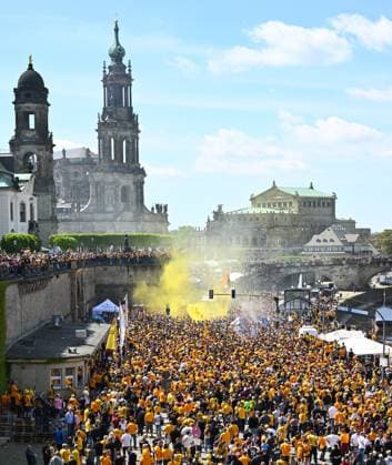 Aufstiegsfeier auf dem Dresdner Terrassenufer inmitten der historischen Altstadt, Truck, Partytruck, die Mannschaft feiert auf einem Truck inmitten ihrer Fans an der Elbe, Aufstiegsparty, Feier, Parade-Truck, Parade, SG Dynamo Dresden, Fußball, Fussball, 3. Liga, Saison 2024 2025, Dresden, Aufstieg zur 2. Bundesliga ist perfekt, 11.05.2025,