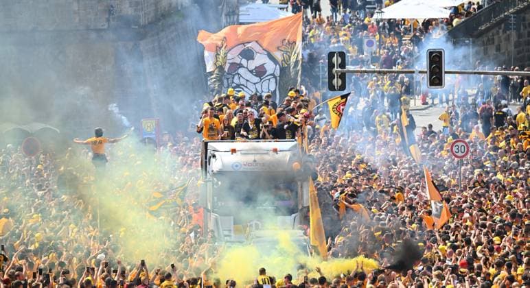 Aufstiegsfeier auf dem Dresdner Terrassenufer inmitten der historischen Altstadt, Truck, Partytruck, die Mannschaft feiert auf einem Truck inmitten ihrer Fans an der Elbe, Aufstiegsparty, Feier, Parade-Truck, Parade, SG Dynamo Dresden, Fußball, Fussball, 3. Liga, Saison 2024 2025, Dresden, Aufstieg zur 2. Bundesliga ist perfekt, 11.05.2025,