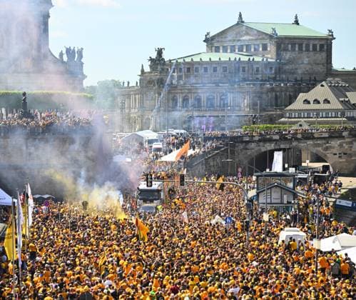Aufstiegsfeier auf dem Dresdner Terrassenufer inmitten der historischen Altstadt, Truck, Partytruck, die Mannschaft feiert auf einem Truck inmitten ihrer Fans an der Elbe, Aufstiegsparty, Feier, Parade-Truck, Parade, SG Dynamo Dresden, Fußball, Fussball, 3. Liga, Saison 2024 2025, Dresden, Aufstieg zur 2. Bundesliga ist perfekt, 11.05.2025,