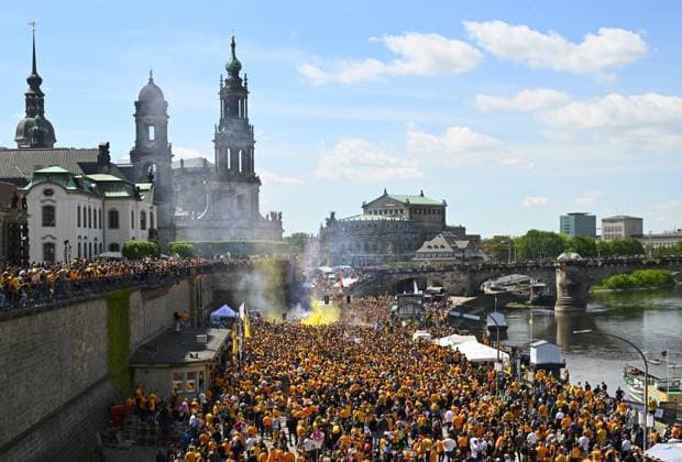 Aufstiegsfeier auf dem Dresdner Terrassenufer inmitten der historischen Altstadt, Truck, Partytruck, die Mannschaft feiert auf einem Truck inmitten ihrer Fans an der Elbe, Aufstiegsparty, Feier, Parade-Truck, Parade, SG Dynamo Dresden, Fußball, Fussball, 3. Liga, Saison 2024 2025, Dresden, Aufstieg zur 2. Bundesliga ist perfekt, 11.05.2025,