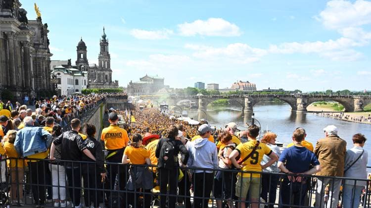 Aufstiegsfeier auf dem Dresdner Terrassenufer inmitten der historischen Altstadt, Truck, Partytruck, die Mannschaft feiert auf einem Truck inmitten ihrer Fans an der Elbe, Aufstiegsparty, Feier, Parade-Truck, Parade, SG Dynamo Dresden, Fußball, Fussball, 3. Liga, Saison 2024 2025, Dresden, Aufstieg zur 2. Bundesliga ist perfekt, 11.05.2025,