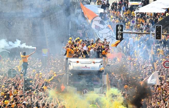 Aufstiegsfeier auf dem Dresdner Terrassenufer inmitten der historischen Altstadt, Truck, Partytruck, die Mannschaft feiert auf einem Truck inmitten ihrer Fans an der Elbe, Aufstiegsparty, Feier, Parade-Truck, Parade, SG Dynamo Dresden, Fußball, Fussball, 3. Liga, Saison 2024 2025, Dresden, Aufstieg zur 2. Bundesliga ist perfekt, 11.05.2025,