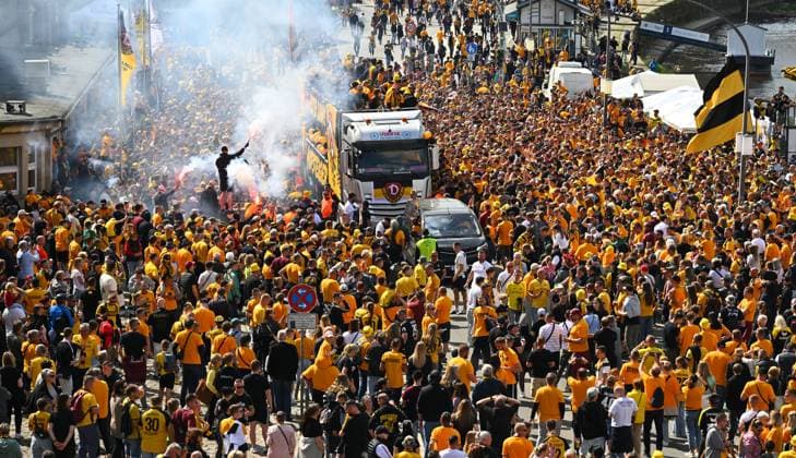Aufstiegsfeier auf dem Dresdner Terrassenufer inmitten der historischen Altstadt, Truck, Partytruck, die Mannschaft feiert auf einem Truck inmitten ihrer Fans an der Elbe, Aufstiegsparty, Feier, Parade-Truck, Parade, SG Dynamo Dresden, Fußball, Fussball, 3. Liga, Saison 2024 2025, Dresden, Aufstieg zur 2. Bundesliga ist perfekt, 11.05.2025,