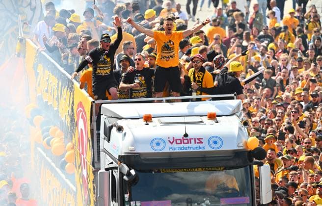 Aufstiegsfeier auf dem Dresdner Terrassenufer inmitten der historischen Altstadt, Truck, Partytruck, die Mannschaft feiert auf einem Truck inmitten ihrer Fans an der Elbe, Aufstiegsparty, Feier, Parade-Truck, Parade, SG Dynamo Dresden, Fußball, Fussball, 3. Liga, Saison 2024 2025, Dresden, Aufstieg zur 2. Bundesliga ist perfekt, 11.05.2025,