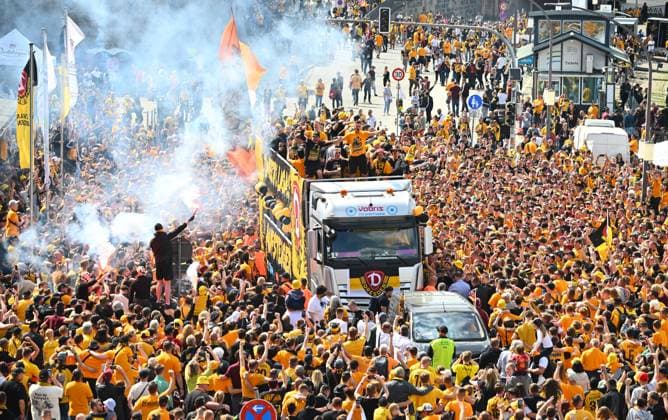 Aufstiegsfeier auf dem Dresdner Terrassenufer inmitten der historischen Altstadt, Truck, Partytruck, die Mannschaft feiert auf einem Truck inmitten ihrer Fans an der Elbe, Aufstiegsparty, Feier, Parade-Truck, Parade, SG Dynamo Dresden, Fußball, Fussball, 3. Liga, Saison 2024 2025, Dresden, Aufstieg zur 2. Bundesliga ist perfekt, 11.05.2025,